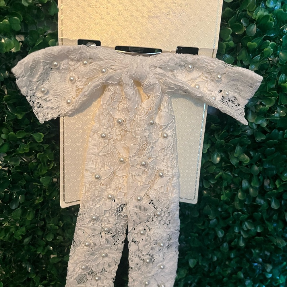 Elegant Lace Bow with Pearls